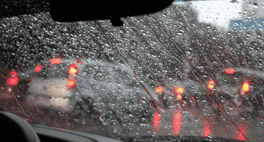 Ketahui Penyebab Kaca Mobil Buram Saat Hujan.png